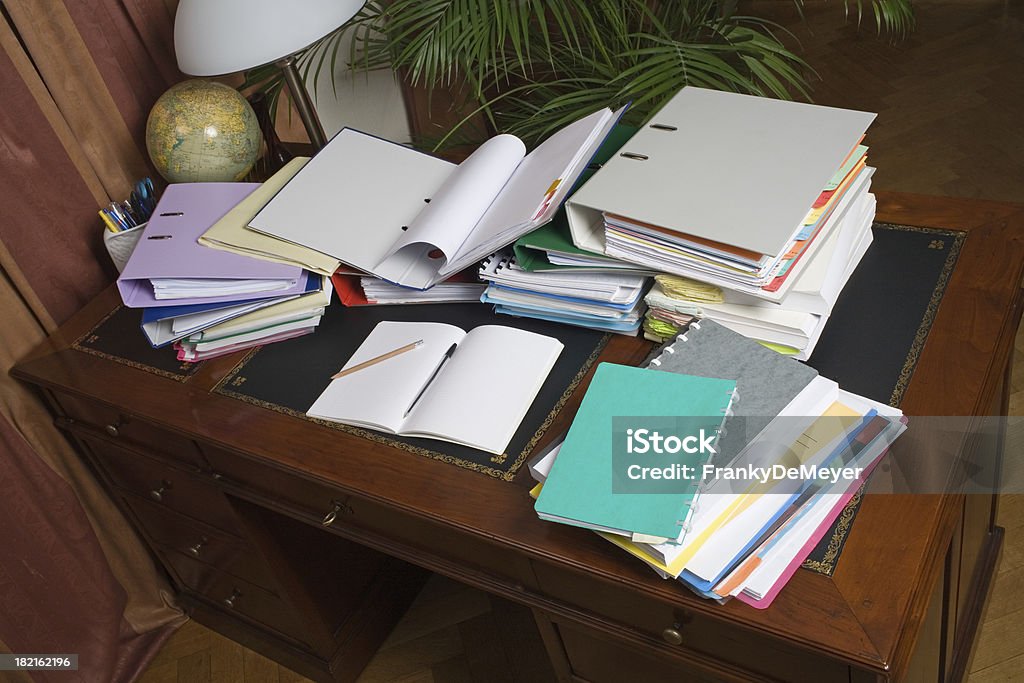 Escrivaninha, está confuso com um aglutinante e papel - Foto de stock de Trabalho Doméstico royalty-free
