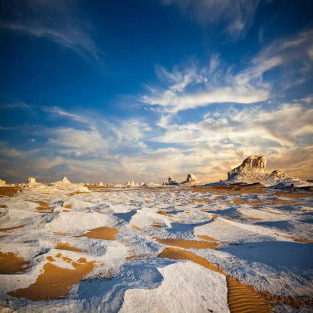 desierto blanco crepúsculo - white desert fotografías e imágenes de stock