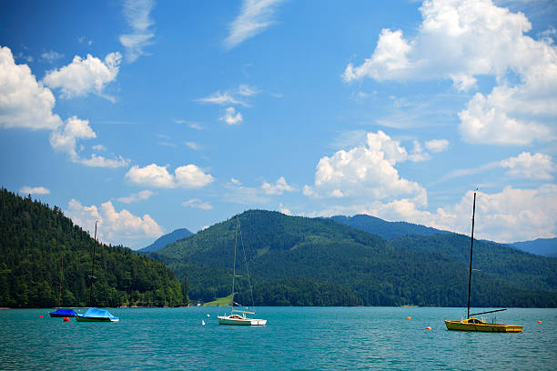 barcos à vela no lago de montanha azul - tiedown - fotografias e filmes do acervo