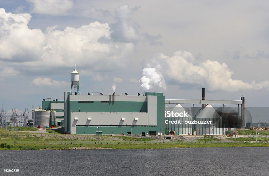 Moderno edificio Industrial papel en Saguenay planta - Foto de stock de Fábrica de papel libre de derechos