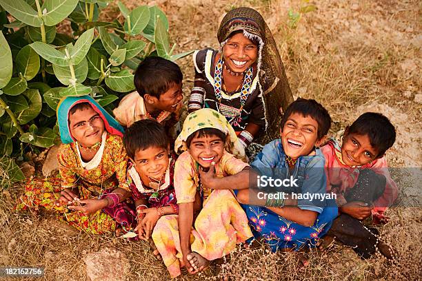 Gruppo Di Bambini Villaggio Indiano Deserto - Fotografie stock e altre immagini di Adulto - Adulto, Allegro, Ambientazione esterna