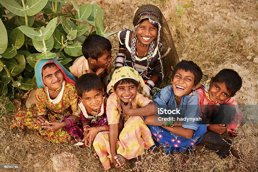 インドのお子様のグループには、砂漠の村 - アイデアのロイヤリティフリーストックフォト