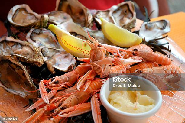 Servito A Base Di Frutti Di Mare - Fotografie stock e altre immagini di Frutti di mare - Frutti di mare, Gambero - Frutti di mare, Ostrica