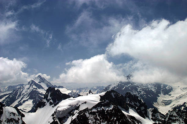Sobre os Alpes suíços - foto de acervo