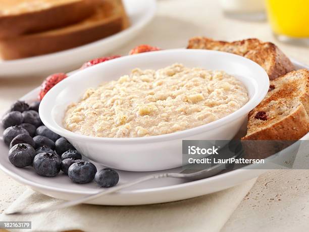 Gorące Oatmeal - zdjęcia stockowe i więcej obrazów Pieczywo - Pieczywo, Owsianka, Pełnoziarnisty