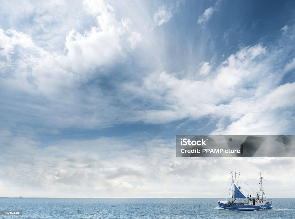 Vista aérea de um barco de pesca de camarão no mar - Foto de stock de Veículo Aquático royalty-free
