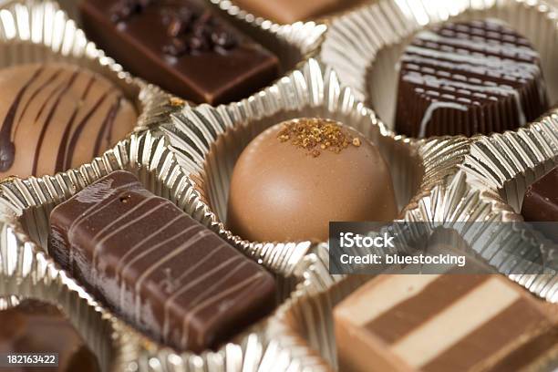 Bombons De Chocolate - Fotografias de stock e mais imagens de Alimentação Não-saudável - Alimentação Não-saudável, Caixa, Chocolate