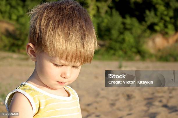 Aufmerksame Kind Stockfoto und mehr Bilder von Baby - Baby, Berühren, Besorgt