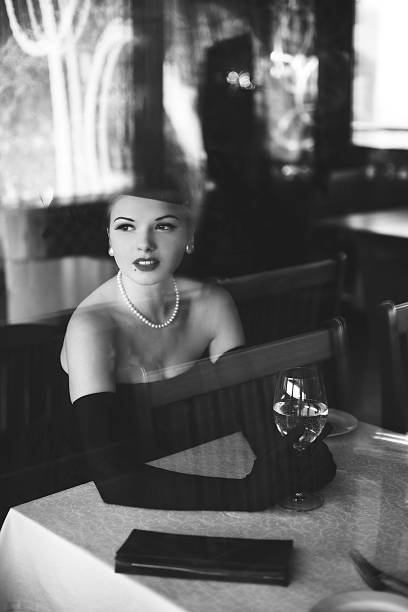 noir style.waiting - 1940s style foto e immagini stock