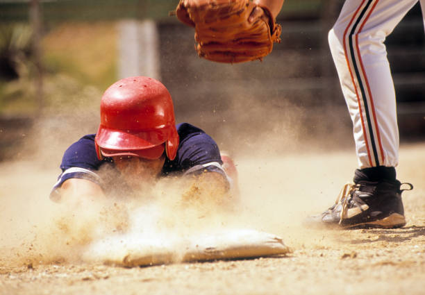 joueur de baseball - baseball baseball player base sliding photos et images de collection