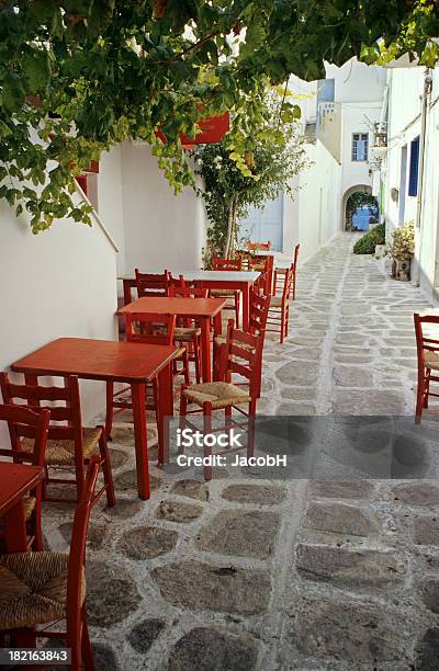 Parosstraßenszene Stockfoto und mehr Bilder von Rot - Rot, Tür, Alt