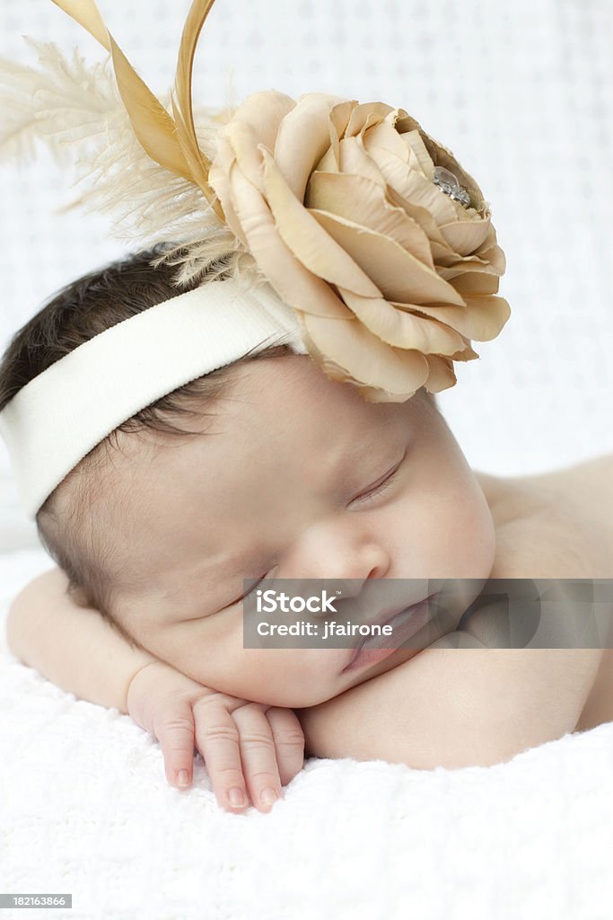 Adorável bebê recém-nascido, com faixa vintage-vertical - Foto de stock de Bebê royalty-free