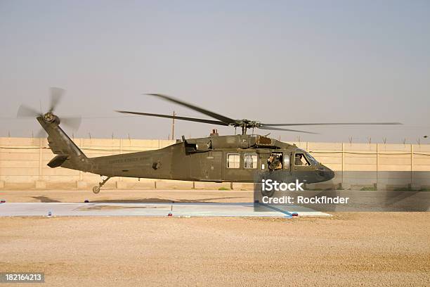 Foto de Blackhawk e mais fotos de stock de Aterrissar - Aterrissar, Helicóptero, Tropas