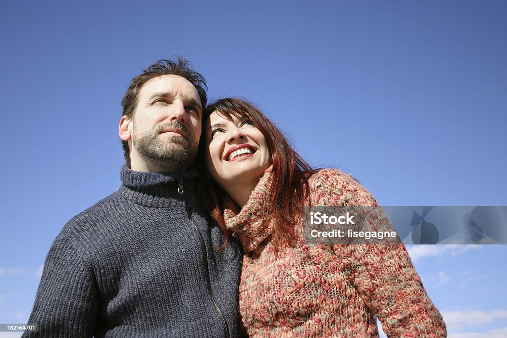 Couple à la recherche au sky - Photo de Adulte libre de droits