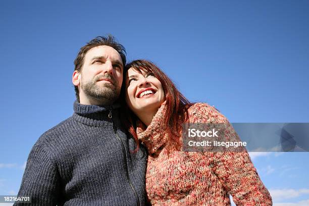 Photo libre de droit de Couple À La Recherche Au Sky banque d'images et plus d'images libres de droit de Adulte - Adulte, Cheveux bruns, Cheveux longs