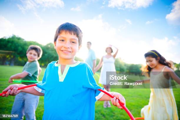 Familie Spaß Zusammen Im Park Stockfoto und mehr Bilder von Aktiver Lebensstil - Aktiver Lebensstil, Ausrüstung und Geräte, Bewegungsaktivität