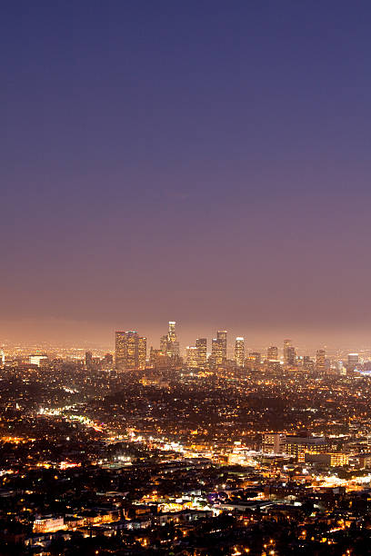 лос-анджелес skyline в сумерках - santa monica city of los angeles night los angeles county стоковые фото и изображения