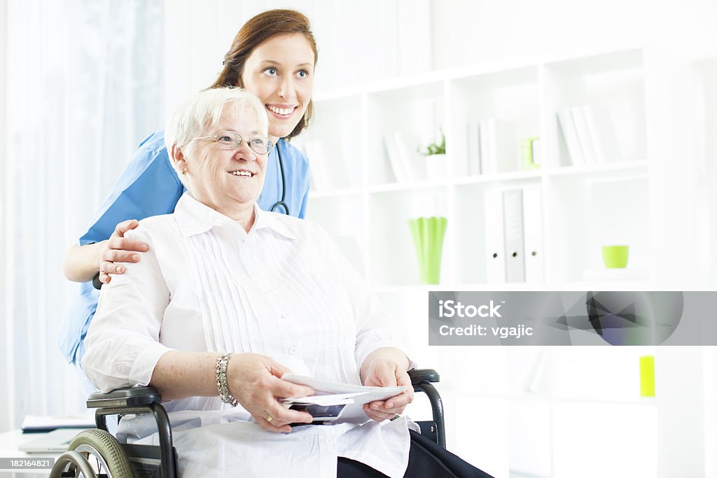 Senior mujer en un asilo de ancianos. - Foto de stock de Ayudante libre de derechos