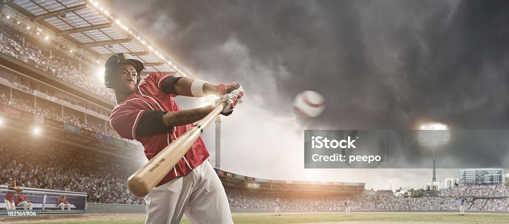 Jogador de futebol bate Bola - Royalty-free Basebol Foto de stock