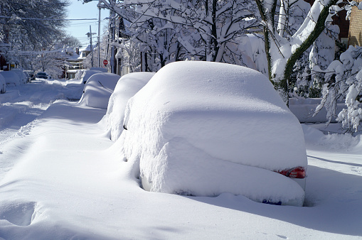 Estacionar automóviles cubierta con la nieve en Blizzard en calle de la ciudad photo