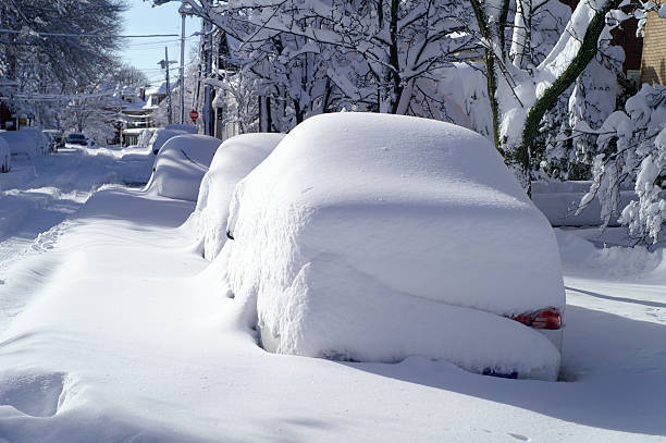 お車の屋根付き駐車場での雪ブリザード city street - housebound ストックフォトと画像