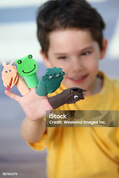 Encantadores Niño Con Juguetes Foto de stock y más banco de imágenes de 6-7 años - 6-7 años, Aprender, Arte
