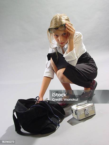 Menina Procurar Num Saco - Fotografias de stock e mais imagens de 8-9 Anos - 8-9 Anos, Adolescente, Branco