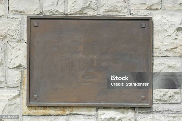 Bronze Placa Comemorativa Na Parede De Pedra - Fotografias de stock e mais imagens de Placa de condecoração - Placa de condecoração, Placa comemorativa, Sinal