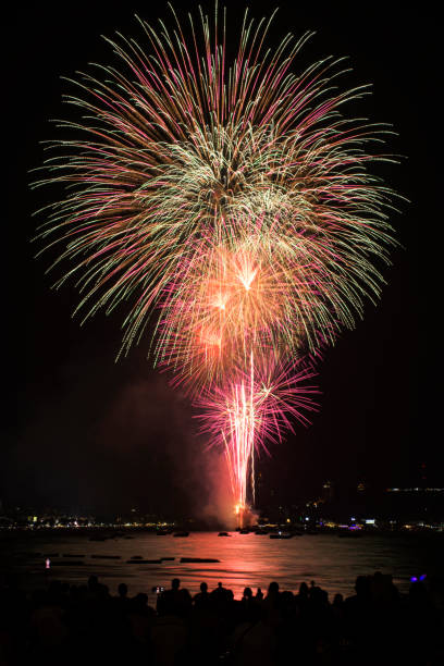 人々と街の夜の光の背景とカラフルな花火のお祝い。 - fire firework display new year ストックフォトと画像
