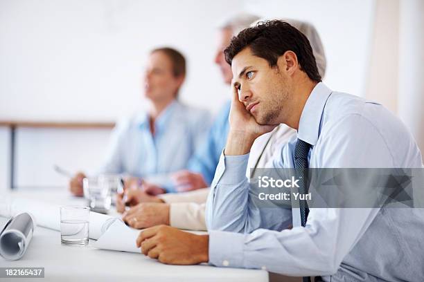 Business Mann Langeweile Während Der Tagung Stockfoto und mehr Bilder von Offizielles Treffen - Offizielles Treffen, Langeweile, Müde
