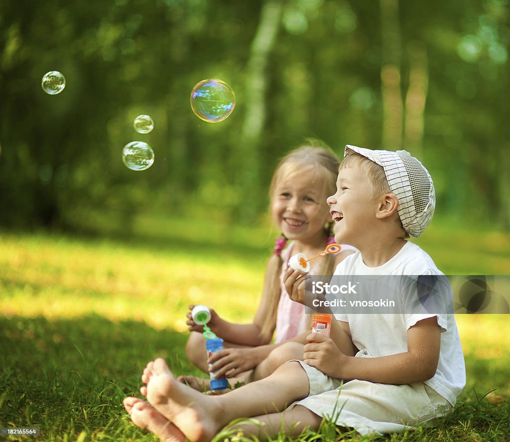 Niños Soplando burbujas - Foto de stock de Niño libre de derechos