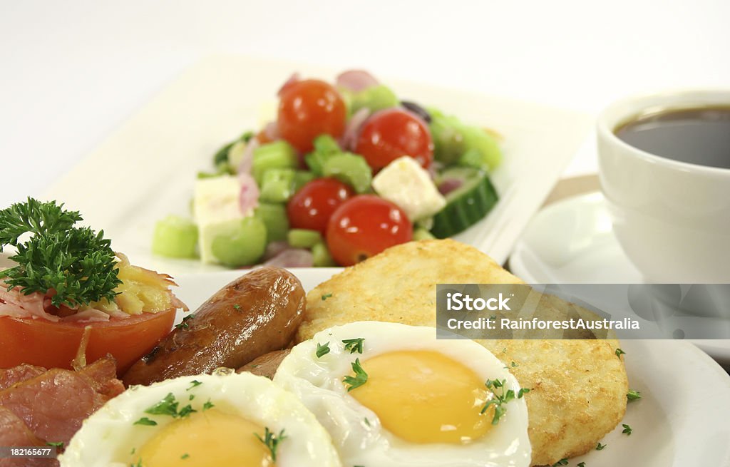 Huevos, tocino, salchichas, hash browns, tomate - Foto de stock de Alimento libre de derechos