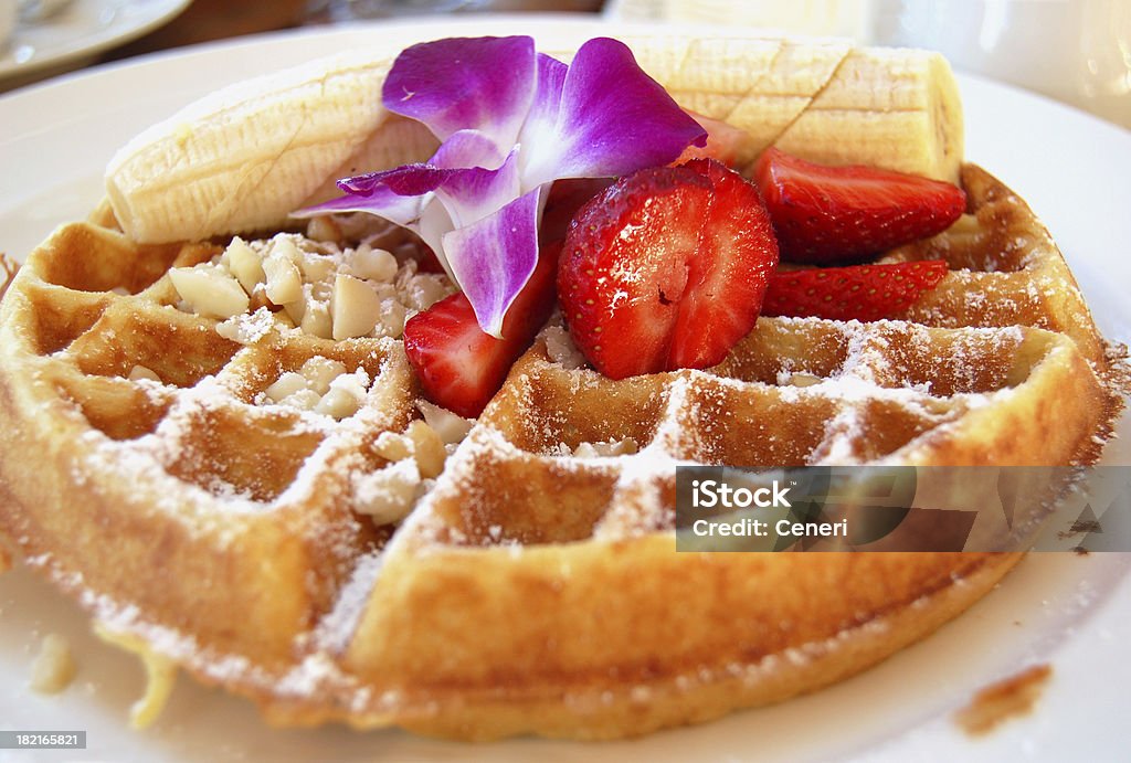 Tropical Gaufre belge petit déjeuner avec des fruits et les noix de Macadamia - Photo de Gaufre belge libre de droits