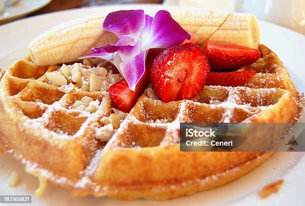 Photo libre de droit de Tropical Gaufre Belge Petit Déjeuner Avec Des Fruits Et Les Noix De Macadamia banque d'images et plus d'images libres de droit de Gaufre belge