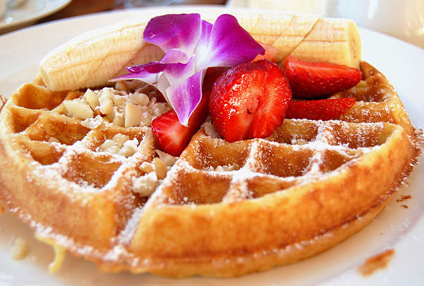 열대 동유럽식 와플 매일 과일 및 마카데미아 너트 - waffle waffled belgian waffle food 뉴스 사진 이미지
