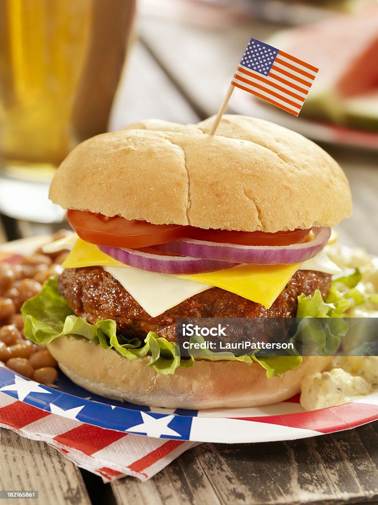 4 luglio hamburger e una birra - Foto stock royalty-free di 4 Luglio