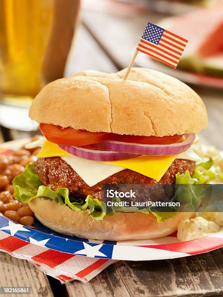 7 月 4 日のハンバーガーやビール - アメリカ独立記念日のストックフォトや画像を多数ご用意 - アメリカ独立記念日, ピクニック, ハンバーグ料理