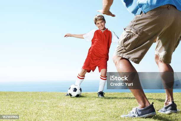 Pequeño Niño Jugando Al Fútbol Con Su Padre Foto de stock y más banco de imágenes de Actividad - Actividad, Adulto, Aire libre