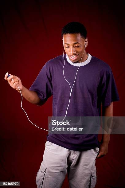 Ouvir Música - Fotografias de stock e mais imagens de Racismo - Racismo, Adolescente, Auscultador - Equipamento Áudio
