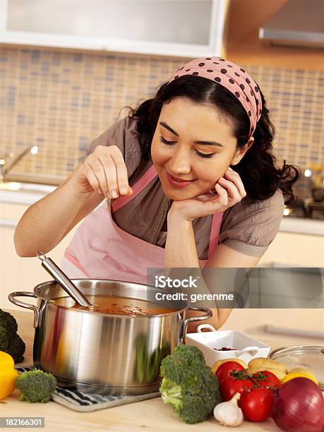 Hausfrau Hausmann Stockfoto und mehr Bilder von Aktivitäten und Sport - Aktivitäten und Sport, Auflauf, Bewegung