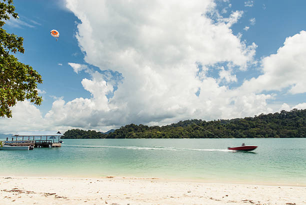 Parasailing, nas proximidades de um belo paraíso de praia - foto de acervo