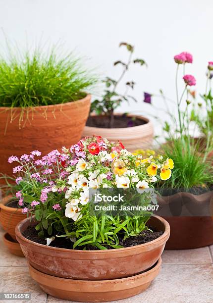 Balcón Decorado Con Flores Foto de stock y más banco de imágenes de Aire libre - Aire libre, Amarillo - Color, Artículos domésticos