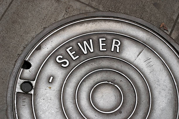канализационная труба крышки канализационного люка города - wastewater стоковые фото и изображения