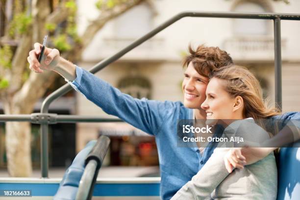 Junge Touristenpaar Auf Einer Sightseeingbus Stockfoto und mehr Bilder von Barcelona - Spanien - Barcelona - Spanien, 20-24 Jahre, 25-29 Jahre