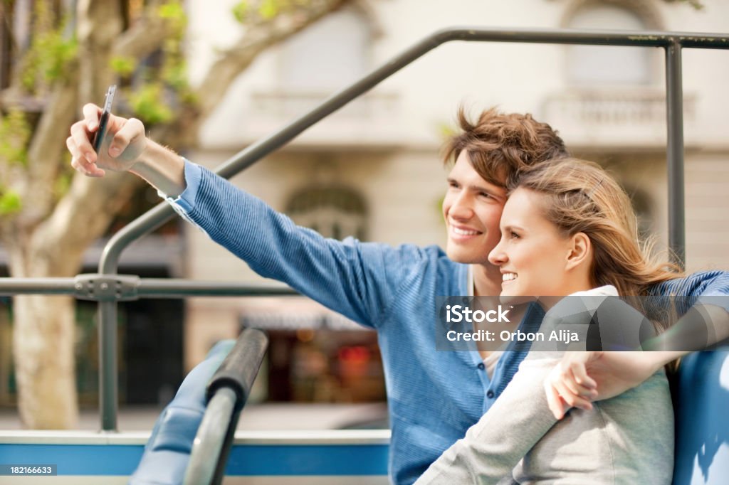 젊은 여행자 커플입니다 관광 버스를 - 로열티 프리 바르셀로나-스페인 스톡 사진