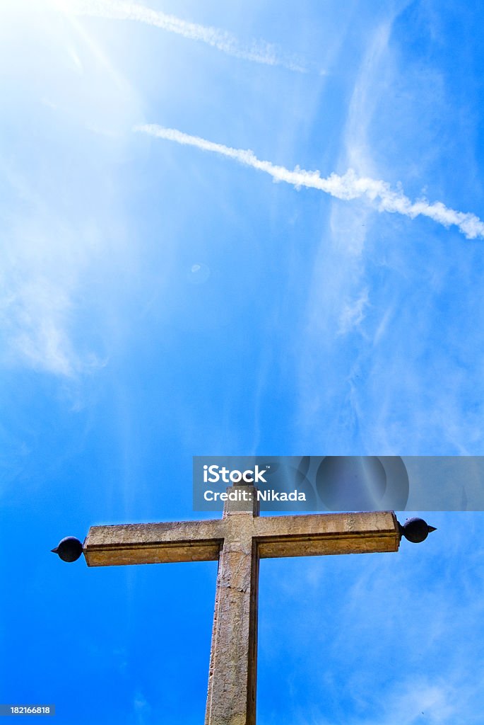 스톤 cross blue sky 대한 - 로열티 프리 개념 스톡 사진