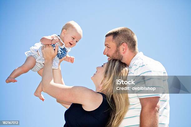 Photo libre de droit de Famille Père Mère Parents De Bébés Filles banque d'images et plus d'images libres de droit de Adulte - Adulte, Bleu, Bonheur