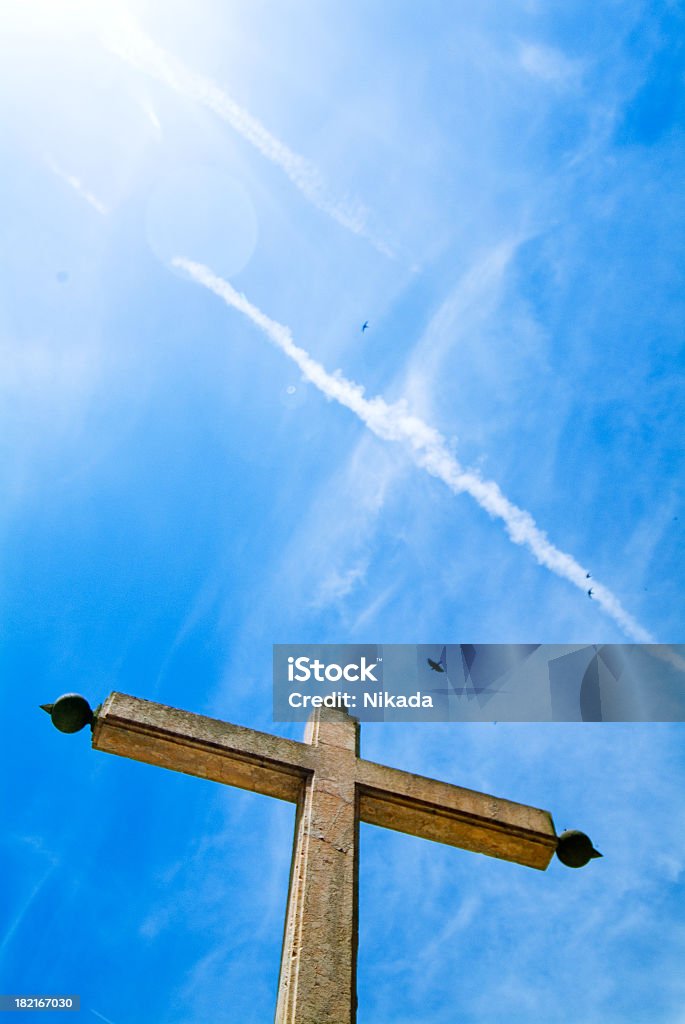 Croix contre ciel bleu pierre - Photo de Bleu libre de droits