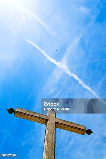 Croce Contro Il Cielo Blu Pietra - Fotografie stock e altre immagini di Ambientazione esterna - Ambientazione esterna, Ambientazione tranquilla, Aprire