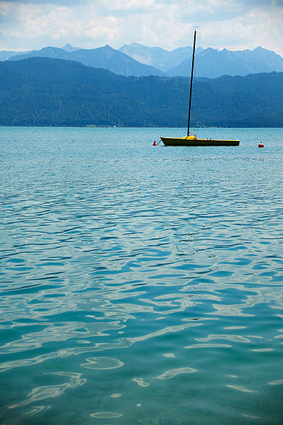 passeio de barco no lago de montanha azul - tiedown - fotografias e filmes do acervo